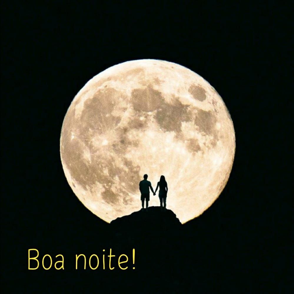 imagem com lua grande e csal de mão dadas olhando a lua