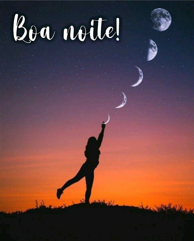 menina segurando todos os tipos de lua