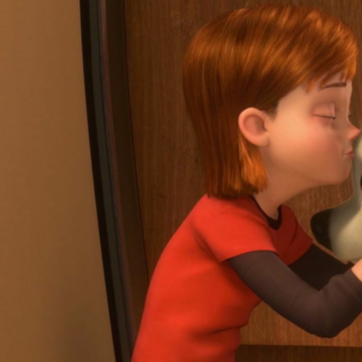 menininha beijando seu cachorro