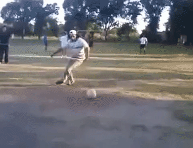 Gif engraçado tio errou fei no chute
